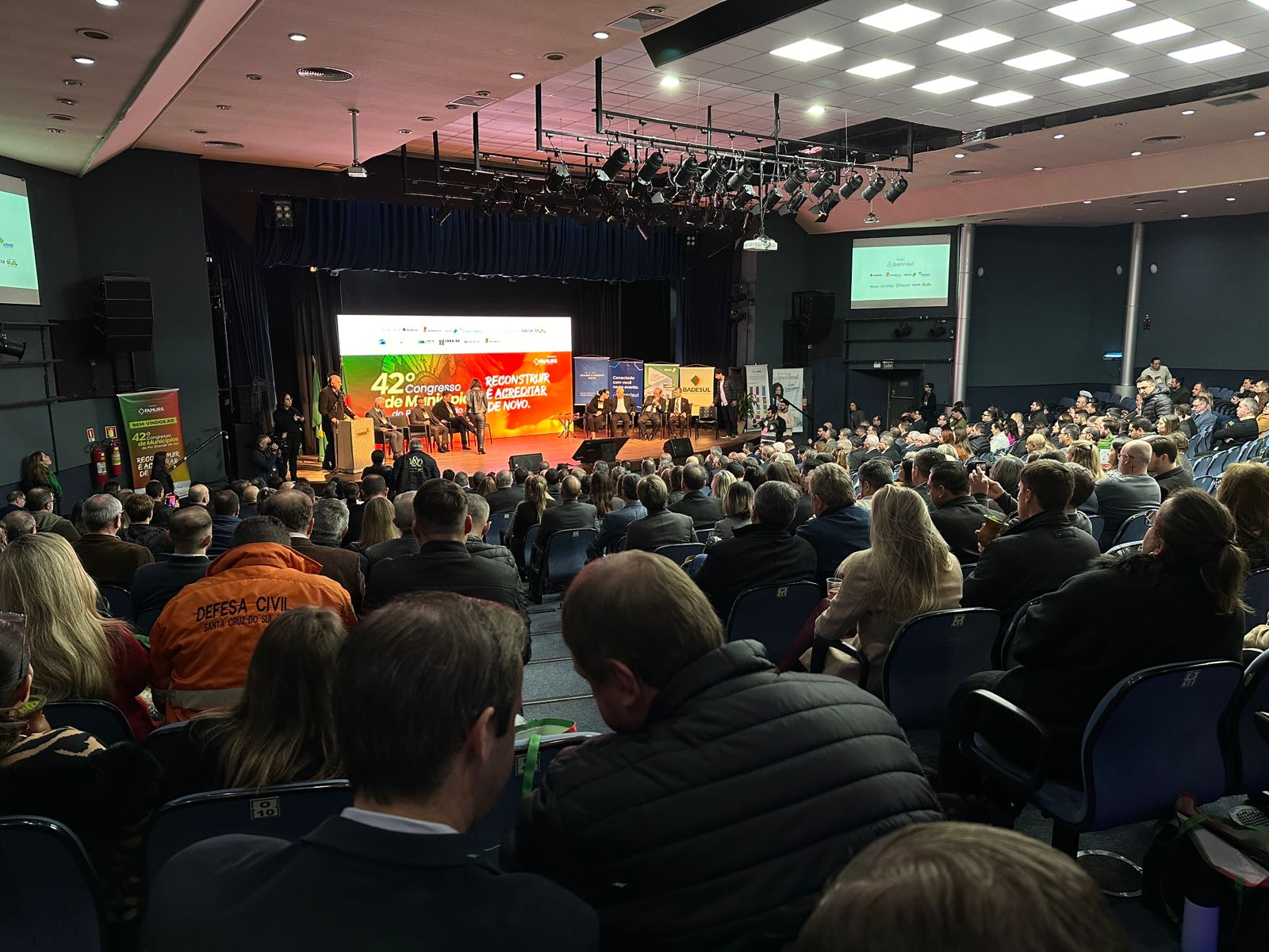 O 42º Congresso de Municípios do RS seguirá com programação durante a terça e quarta-feira (16 e 17/07), na AMRIGS